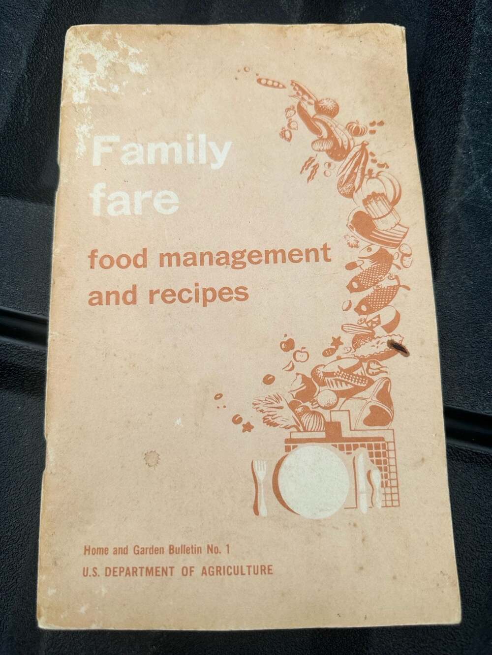 Family Fare: Food Management. Home and Garden Bulletin No. 1 (1962 Edition)